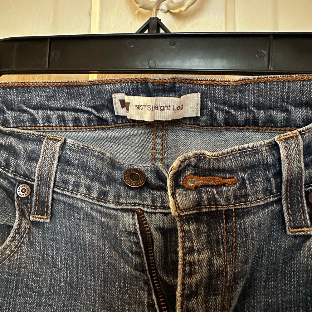 Levi Straight Legged deep wash jeans